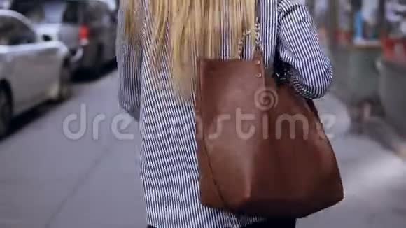 在美国纽约市中心探索城市的年轻美女带着包走的背面景色视频的预览图