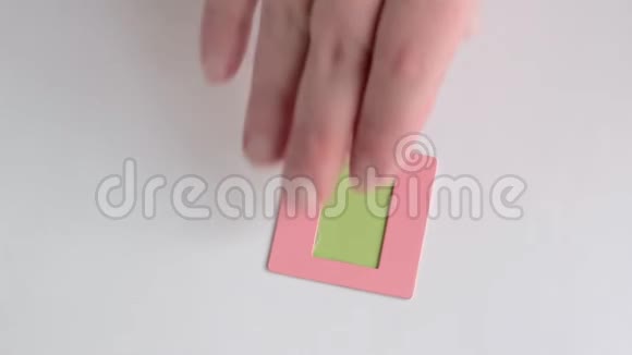 幻灯片胶片35毫米在粉红色纸框发色团视频的预览图