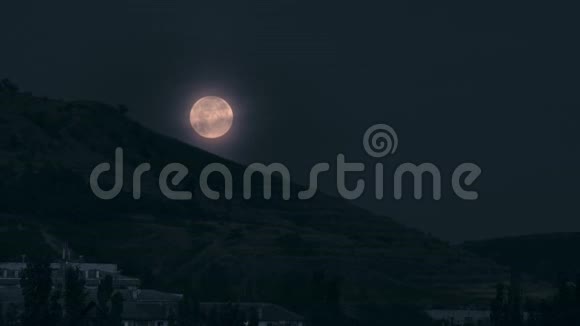 夜晚大山上满月视频的预览图