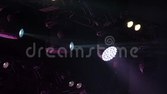 音乐会舞台背景上的灯光视频的预览图