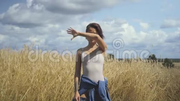 自信的女人穿着紧身衣在空中展示一些东西并展示广告虚拟广告概念视频的预览图