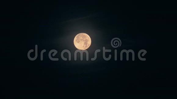 大圆月夜空中有一个橙色的色调视频的预览图