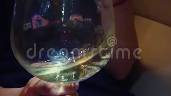 以每秒1000帧的速度缓慢地倒一杯白葡萄酒视频的预览图