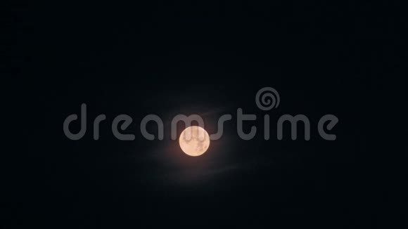 夜空中带橘色的满月视频的预览图