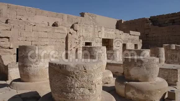 古埃及神庙的象形文字雕刻和柱子视频的预览图