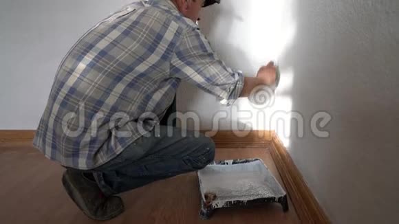 欧洲人用油漆辊在新房子里粉刷内墙视频的预览图
