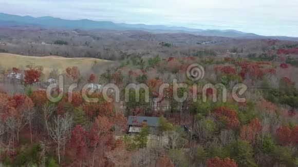 秋天森林里的房子被无人机射中航空4k视频的预览图