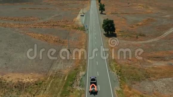 俯瞰沙漠的道路新西兰的养犬路空中景观视频的预览图