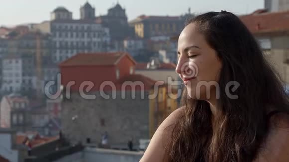 波尔图历史古镇屋顶上的幸福女人视频的预览图