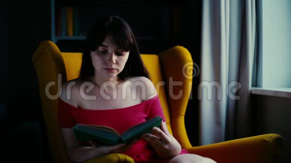 漂亮的女孩在家看书视频的预览图