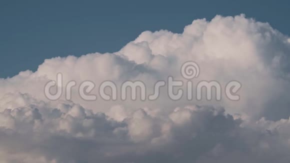 蓝天上美丽的体积云和两只飞鸽视频的预览图