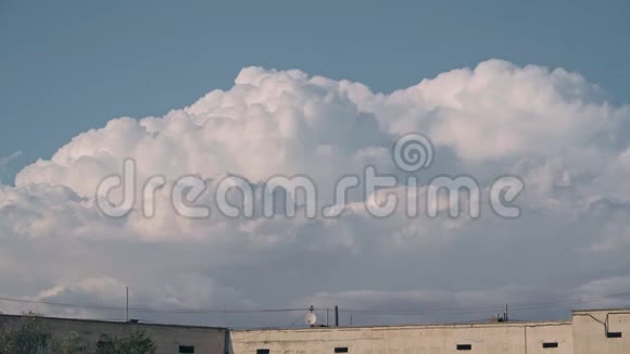 多层建筑上的云量视频的预览图