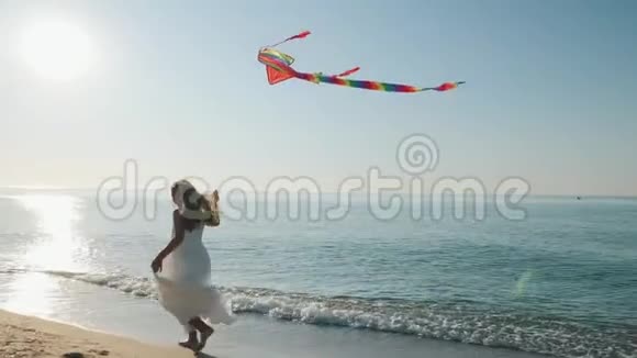 少女带着风筝在海边奔跑视频的预览图