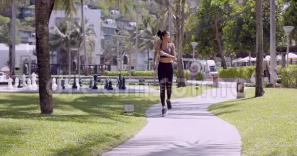 亚洲开朗的女人在公园里跑步视频的预览图
