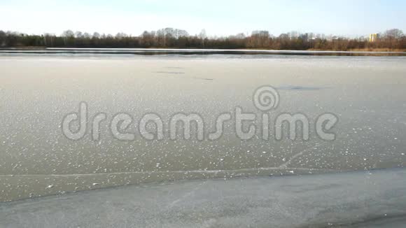 冰封河流美丽的冬季景观视频的预览图