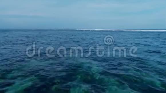 飞过晶莹剔透的海洋视频的预览图