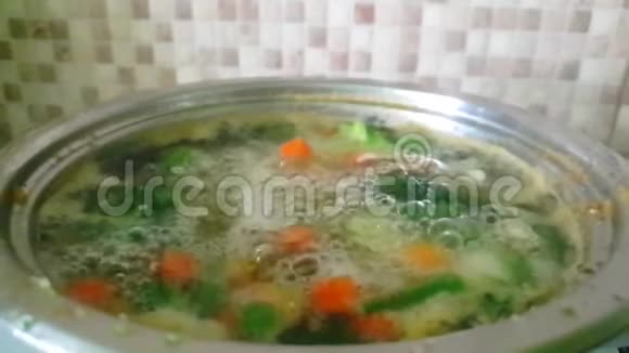 蔬菜汤在锅里煮视频的预览图