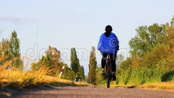 匈牙利巴拉顿湖附近的一个小女孩骑自行车在自行车道上视频的预览图