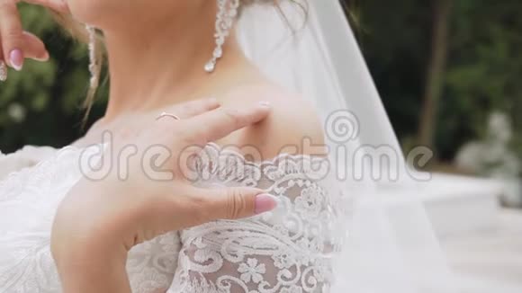 新娘的双手放在白色礼服的背景上视频的预览图