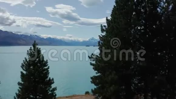 山景清澈的湖泊和松树视频的预览图