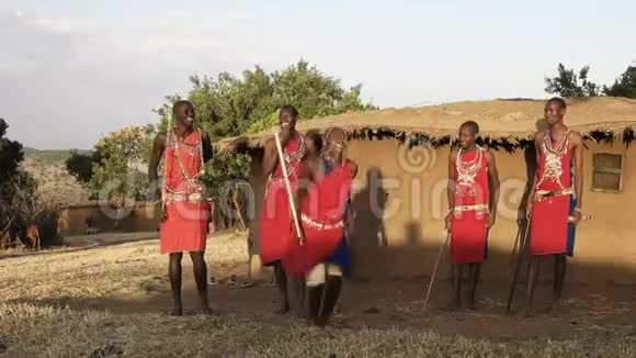 在马赛马拉附近的一个村子里五名马赛勇士在跳舞视频的预览图