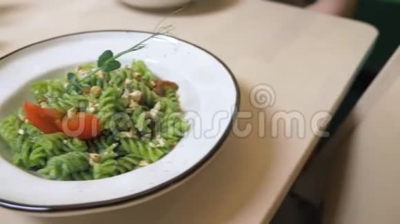 时尚的设计美食青酱和腰果蔬菜面食视频的预览图