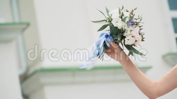 新娘手中的婚礼花束视频的预览图
