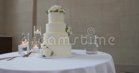 婚礼漂亮的多层白蛋糕视频的预览图
