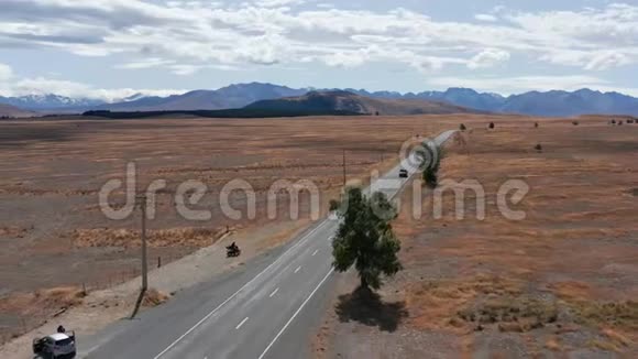 俯瞰沙漠的道路新西兰的养犬路空中景观视频的预览图