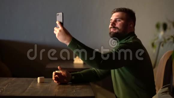 小胡子在咖啡馆里自拍视频的预览图