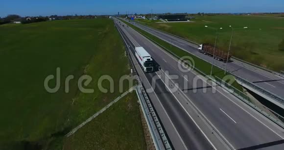 航空在公路上运输集装箱的货运卡车视频的预览图