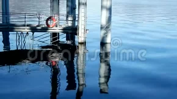 湖水表面的反射视频的预览图