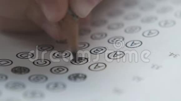 孩子的手充泡试用铅笔特写教育和考试概念视频的预览图