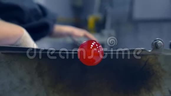 吹玻璃的玻璃制品工艺制造视频的预览图