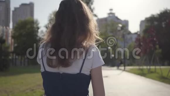 小男孩朝他姐姐跑去在夏天的公园里拥抱她户外休闲友好关系视频的预览图