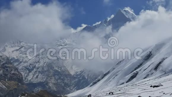 喜马拉雅山脉上空的云时间流逝视频的预览图