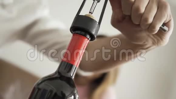 男性打开一瓶葡萄酒与螺旋特写视频的预览图