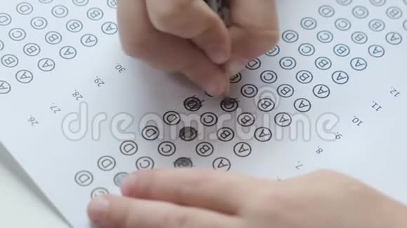 孩子用铅笔手工填充气泡测试特写教育和考试概念视频的预览图