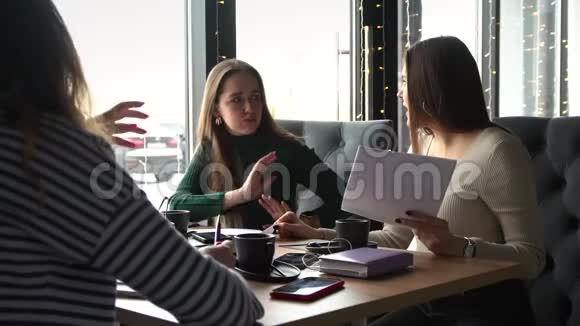 一群快乐的商人在咖啡馆里分析商业图表视频的预览图