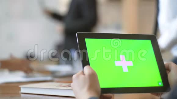 特写显示平板电脑绿色屏幕办公室员工他坐在会议上发色团视频的预览图