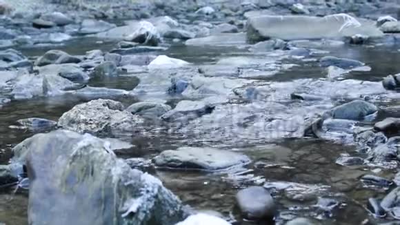石间小河流水视频的预览图