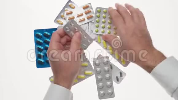男人手与药丸水泡隔离在白色背景白色衬衫商务风格保健药品和食品补充视频的预览图