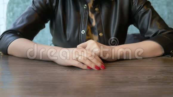 一个女人把订婚戒指藏在咖啡馆里特写视频的预览图