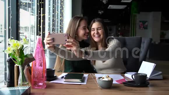 女朋友拥抱在一起拍自拍照片视频的预览图