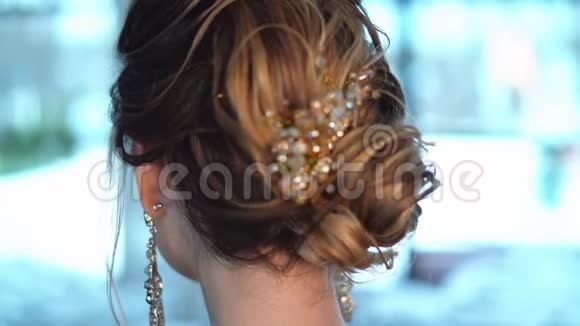 新娘有一个美丽的发型美丽的戴姆设计师耳环视频的预览图