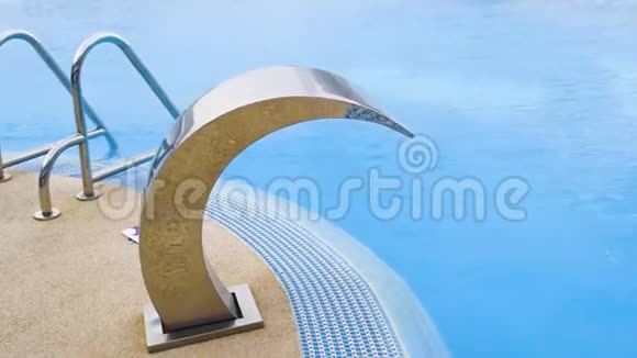 梯子到游泳池下降到游泳池金属楼梯至水池用蓝色绿松石水金属阶梯楼梯视频的预览图