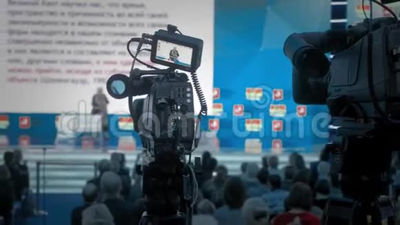 摄影师为电视制作视频礼堂商业研讨会和讲座专业思想政治或视频的预览图