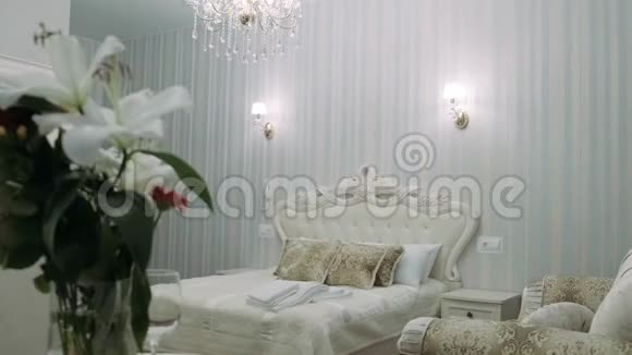带枕头和白色床单的美丽米色床视频的预览图