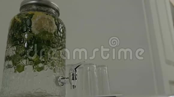 一个巨大的玻璃瓶里面有一个柠檬水视频的预览图
