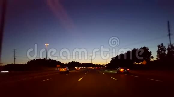 在晚上驾驶城市公路在夜间向后的城市州际公路的司机视角高速公路视频的预览图